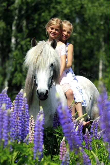 Rebecka och Natalie på Snaedis från Vendel